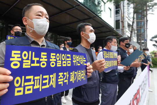 임금피크제가 폐지될 경우 올해 은행권이 추가로 부담할 임금은 1700억원이 넘는 것으로 조사됐다. 연합뉴스